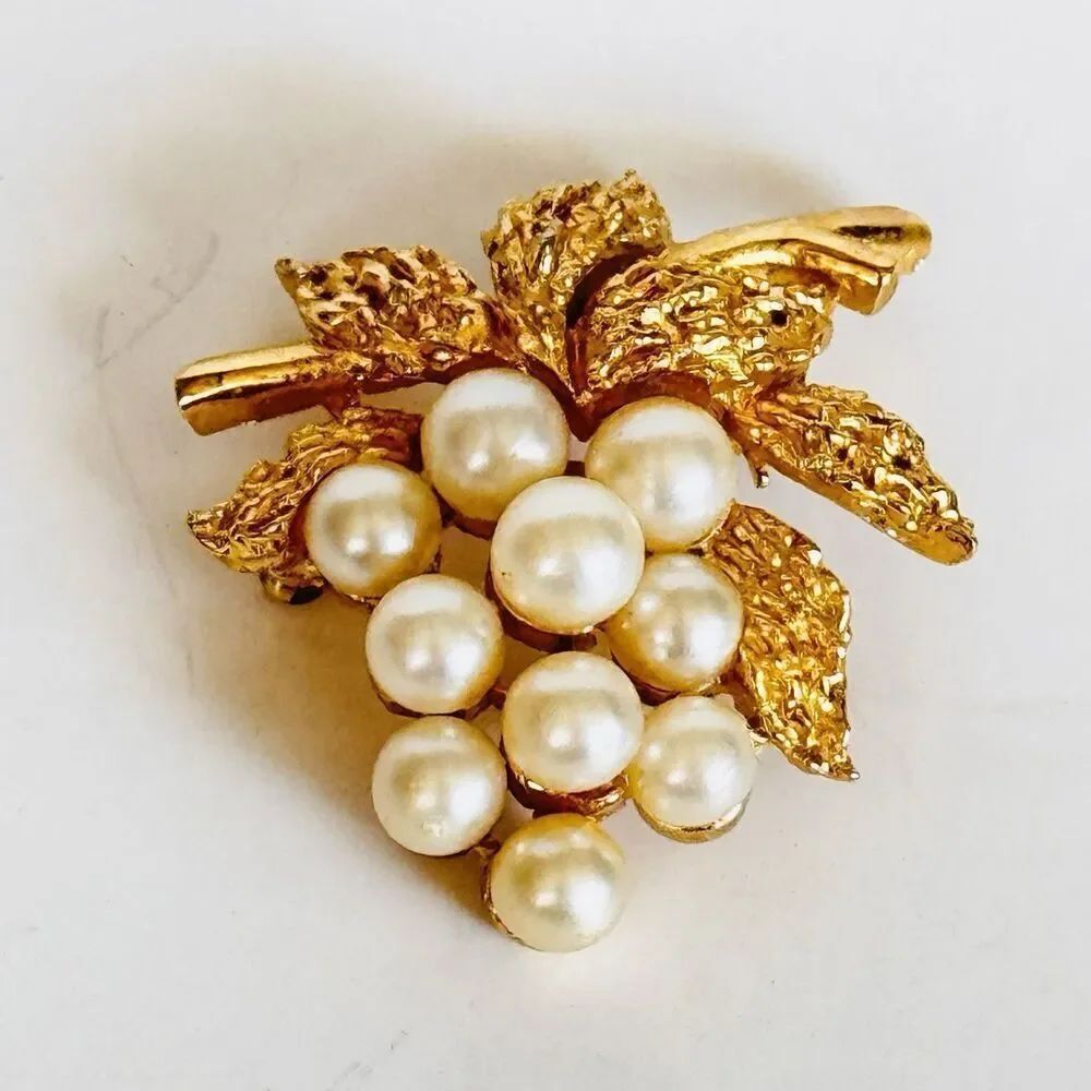 Vintage Crown Trifari Leaf Berry Grapes Cluster Branch Faux Pearl Gold T. Brooch